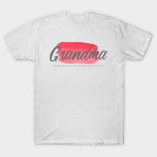 Grandma Making magic in the kitchen since forever - Red T-Shirt